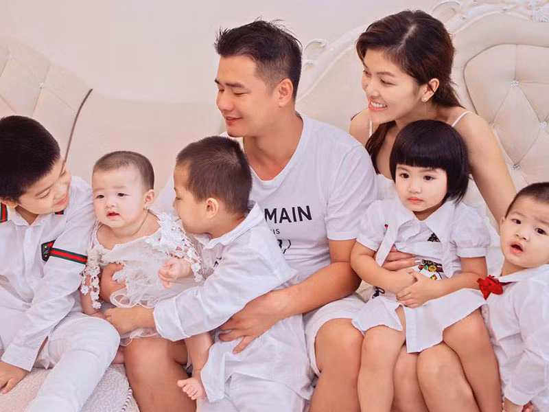 Trong một bài phỏng vấn, Oanh Yến cho biết, cô chọn doanh nhân Tân Long vì anh yêu thương các con riêng của cô.