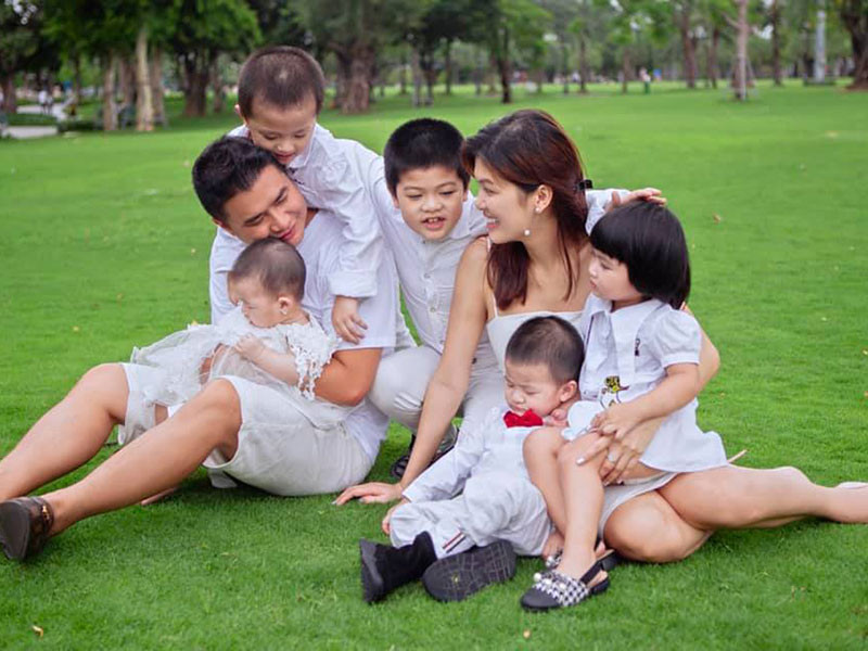 "Anh thương con nên tôi mới yêu anh, nếu không thì tôi và anh ấy đã không có duyên rồi. Mối quan hệ của hai đứa được gia đình ủng hộ", bà mẹ đông con nhất showbiz Việt nói.