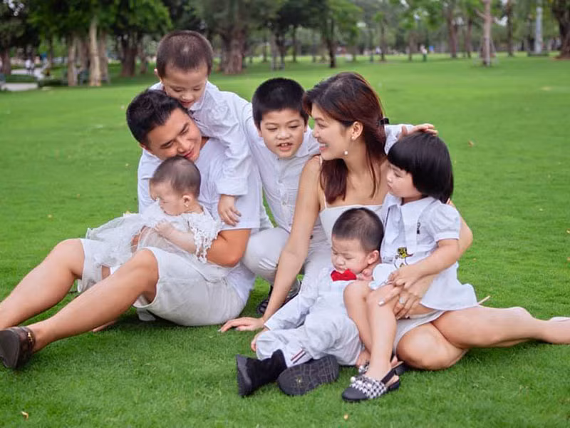 "Anh thương con nên tôi mới yêu anh, nếu không thì tôi và anh ấy đã không có duyên rồi. Mối quan hệ của hai đứa được gia đình ủng hộ", bà mẹ đông con nhất showbiz Việt nói.