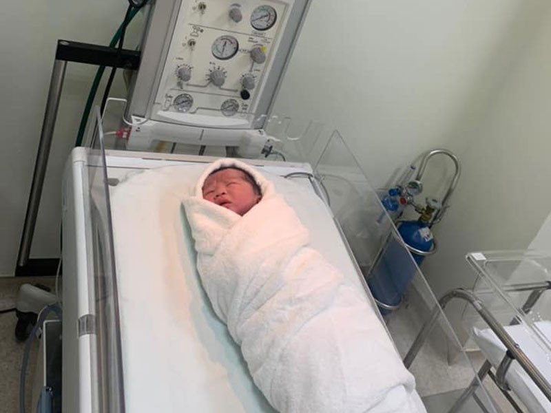 Doanh nhân Tân Long luôn túc trực bên cạnh để chăm sóc Oanh Yến và con trai mới sinh.