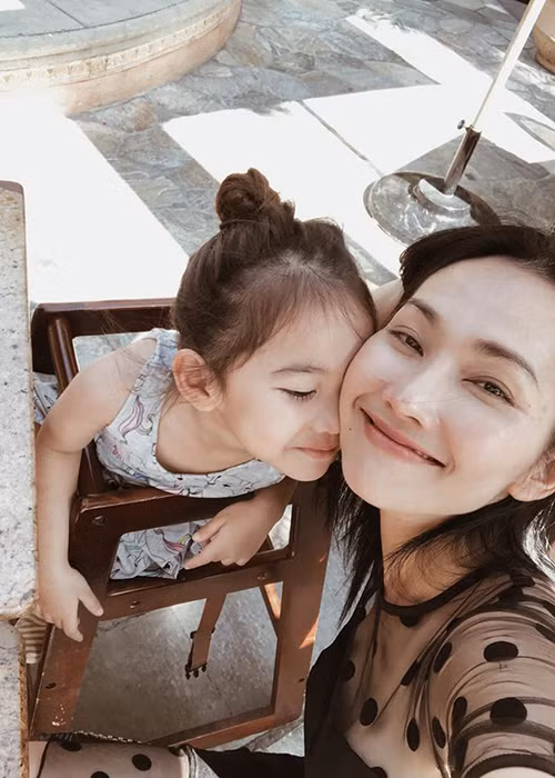 Ngoài ra, gần đây, nữ diễn viên chia sẻ cô đang tập cho Yvona nói tiếng Việt song bé chưa chịu.