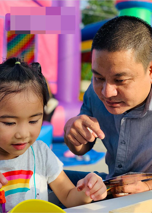 Bé Yvona quấn quýt cả bố lẫn mẹ.