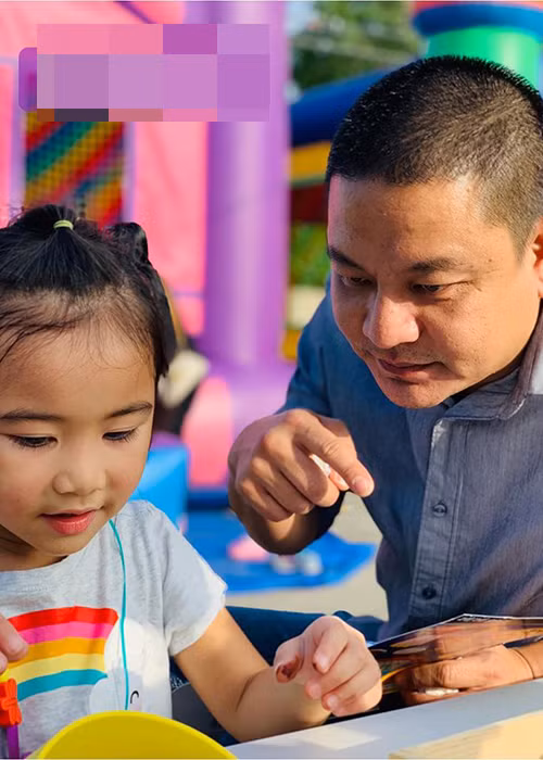 Bé Yvona quấn quýt cả bố lẫn mẹ.