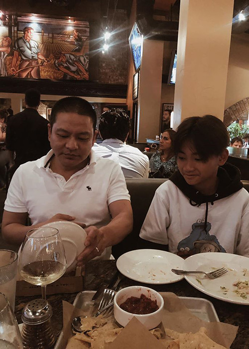 Sonic từng không chấp nhận doanh nhân Andy vì ba chỉ có một. Tuy nhiên, cậu nhóc dần nhận ra cha dượng luôn dành cho bé tình cảm chân thành.