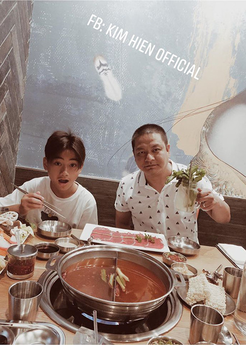 "Dù anh Andy không là bố ruột nhưng bằng kinh nghiệm sống, nên từng giai đoạn anh luôn theo sát Sonic và quan tâm đến con. Anh ấy là người luôn giải đáp những thắc mắc và câu hỏi của các con để chúng được phát triển đúng nhịp sống nơi đây”, Kim Hiền chia sẻ về chồng.