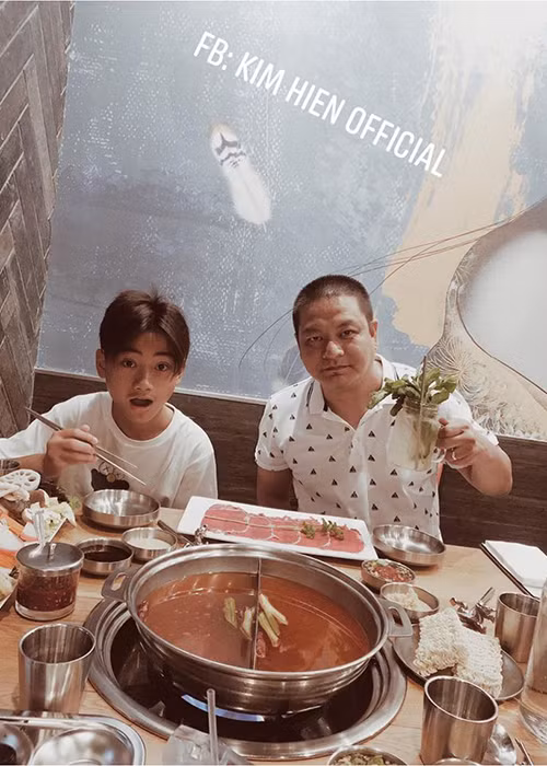 "Dù anh Andy không là bố ruột nhưng bằng kinh nghiệm sống, nên từng giai đoạn anh luôn theo sát Sonic và quan tâm đến con. Anh ấy là người luôn giải đáp những thắc mắc và câu hỏi của các con để chúng được phát triển đúng nhịp sống nơi đây”, Kim Hiền chia sẻ về chồng.