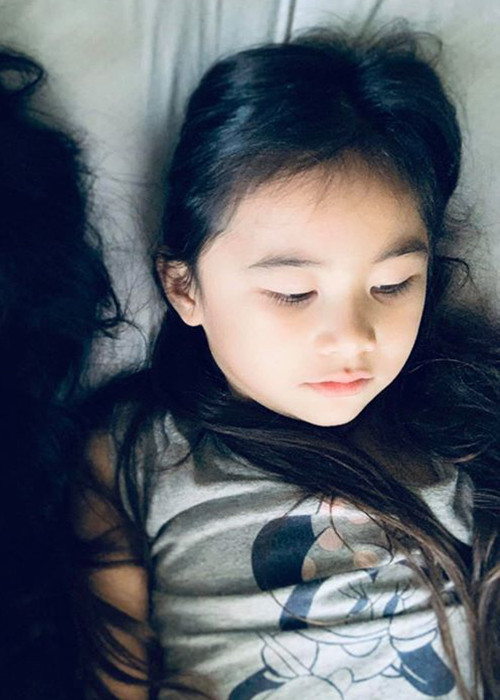 Kim Hiền còn tiết lộ Yvona có mái tóc dài mượt mà giống mẹ.