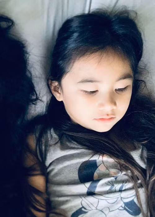 Kim Hiền còn tiết lộ Yvona có mái tóc dài mượt mà giống mẹ.