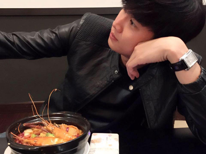 Quốc Trường kể, mối tình đầu do anh mà hai người chia tay. “Lúc đó còn con nít ghen tuông vớ vẩn mà tình trạng kéo dài làm họ mệt mỏi quá mà”, nam diễn viên kể.