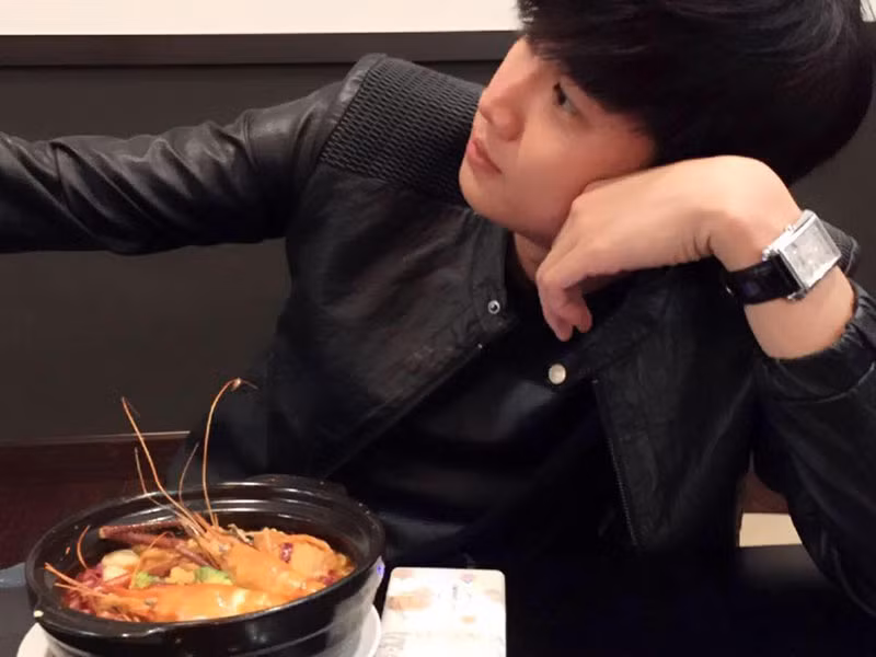 Quốc Trường kể, mối tình đầu do anh mà hai người chia tay. “Lúc đó còn con nít ghen tuông vớ vẩn mà tình trạng kéo dài làm họ mệt mỏi quá mà”, nam diễn viên kể.