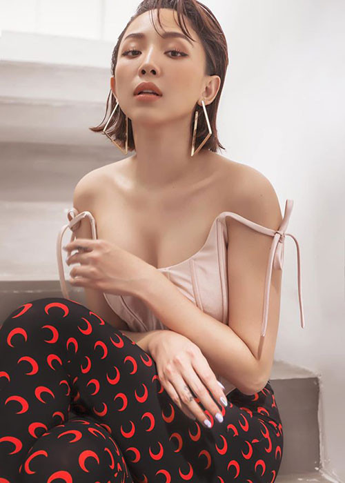 Giọng ca "Ngày mai" tụ tập bạn bè đi biển ngay gần nhà sau khi hết cách ly xã hội.