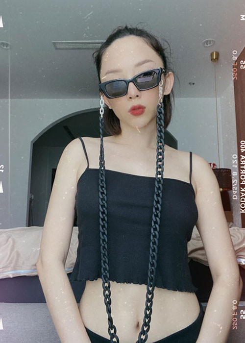 Tóc Tiên tự tin khoe body quyến rũ cùng vẻ sành điệu.