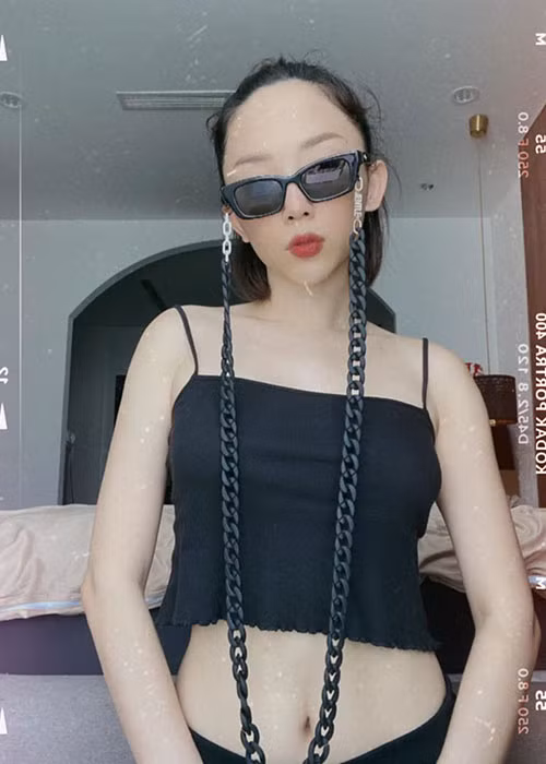 Tóc Tiên tự tin khoe body quyến rũ cùng vẻ sành điệu.