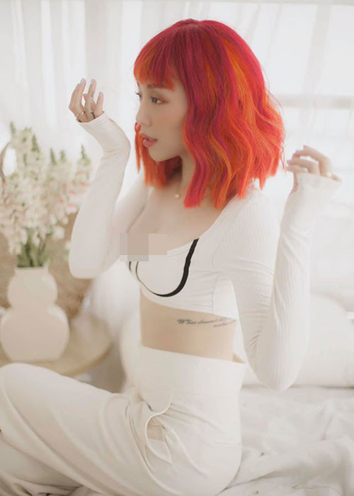 Không chỉ cá tính, Tóc Tiên còn khoe vẻ quyến rũ.