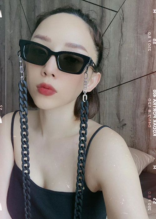 Ở nhà tránh dịch, Tóc Tiên vẫn cập nhật nhanh các xu hướng thời trang đang thịnh hàng.