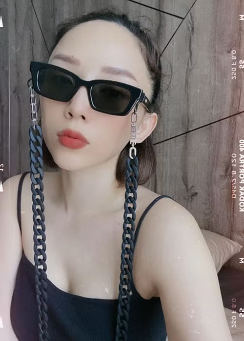 Ở nhà tránh dịch, Tóc Tiên vẫn cập nhật nhanh các xu hướng thời trang đang thịnh hàng.