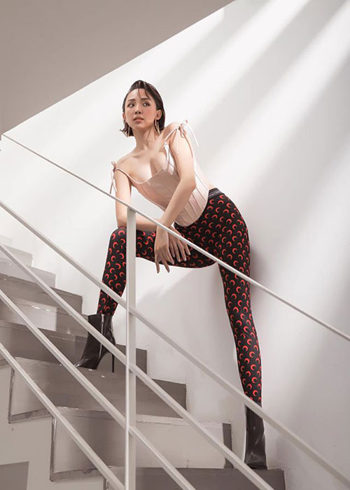 Trong những ngày cách ly xã hội, Tóc Tiên ở nhà nấu nhiều món ngon cho cô và ông xã.