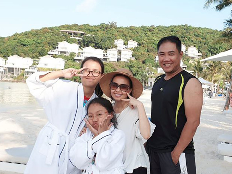 Nhờ có chồng hỗ trợ, Cẩm Ly ngày càng có sự nghiệp vững chắc. Được biết, từ chuyện ăn mặc, tóc tai đến sức khỏe và cả dòng nhạc Cẩm Ly theo đuổi đều ảnh hưởng từ chồng.