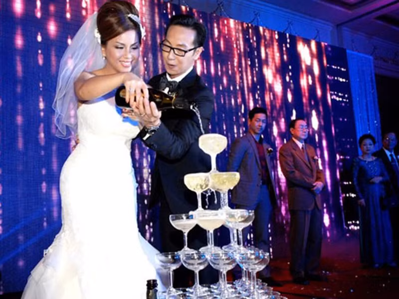 Minh Tuyết lặng lẽ kết hôn sau một thời gian tìm hiểu. Tuy nhiên, chung sống được 16 năm, vợ chồng Minh Tuyết mới quyết định tổ chức hôn lễ. Ảnh: Zing