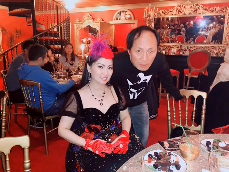 Lấy chồng là một tỷ phú, Hà Phương thừa nhận hơi áp lực. Thay vì nổi máu ghen hay lúc nào cũng khư khư giữ lấy chồng, em gái Cẩm Ly tích cực làm đẹp cho cả vóc dáng lẫn tri thức để xứng với chồng.