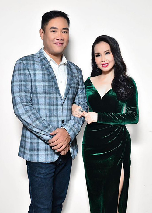 Cẩm Ly vốn gia nhập công ty của chồng năm 1996 nhưng mãi đến năm 1999, cả hai mới hẹn hò.