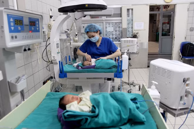 Tại khoa Nhi, TS.BS Nguyễn Thành Nam cho biết đang điều trị cho 22 bé, trong đó có 10 cháu sinh non, phải nằm lồng ấp. "Bình thường, chúng tôi có 73 cán bộ, nhân viên nhưng hiện nay chỉ còn 25 người. Dù cường độ làm việc tăng lên do nhân lực giảm đi vì bị cách ly, tinh thần của mọi người đều lạc quan", TS Nam nói.