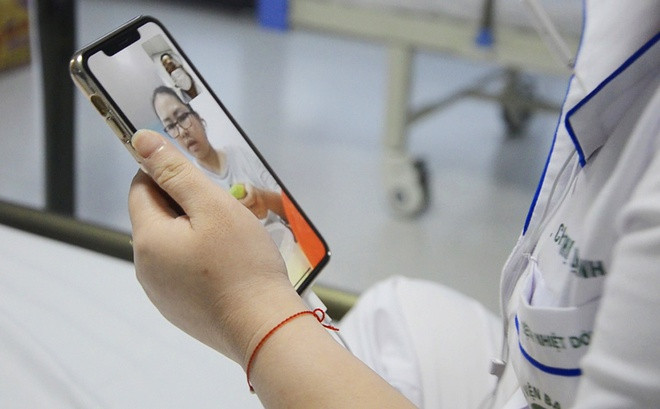 Điều dưỡng Chu Thị Ngọc Anh tranh thủ phút giây nghỉ ngơi gọi điện cho người thân trong gia đình trong vòng cách ly.