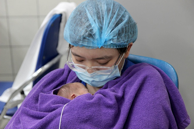 Hàng ngày, ngoài việc chăm sóc cho các bé từng thìa sữa, các bác sĩ, điều dưỡng nơi đây còn ôm ấp, vỗ về giúp trẻ ổn định thân nhiệt, tiêu hóa và tăng tình cảm kết nối “mẹ - con”.