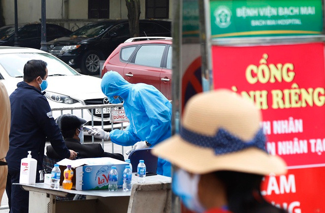 An ninh tại khu vực cổng vào bệnh viện được thắt chặt. Nhân viên y tế tiến hành đo thân nhiệt bệnh nhân điều trị ngoại trú trước khi vào viện. Bệnh nhân đến điều trị được phân luồng ngay từ khu vực bên ngoài khoa.