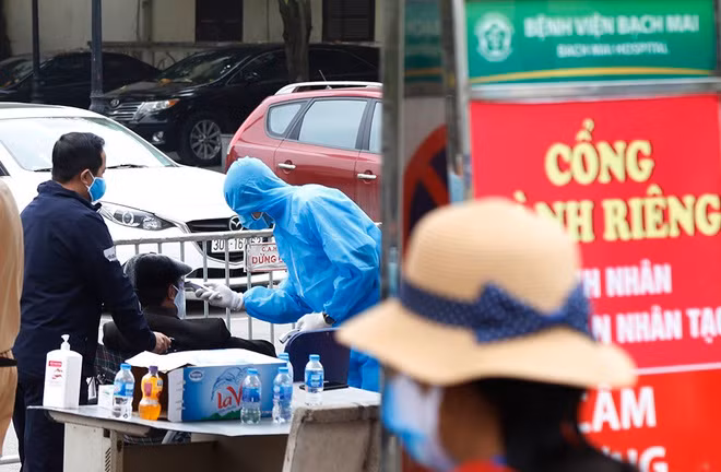 An ninh tại khu vực cổng vào bệnh viện được thắt chặt. Nhân viên y tế tiến hành đo thân nhiệt bệnh nhân điều trị ngoại trú trước khi vào viện. Bệnh nhân đến điều trị được phân luồng ngay từ khu vực bên ngoài khoa.