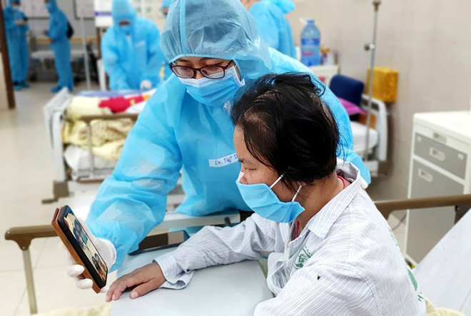 Tất cả người nhà bệnh nhân đều được đưa đi cách ly nên cán bộ nhân viên y tế của trung tâm phải chăm sóc toàn diện cho bệnh nhân, từ việc tiêm truyền, cho uống thuốc, tập luyện phục hồi chức năng, đến cơm ăn, nước uống... Thậm chí, chính nhân viên y tế trở thành người thân trò chuyện, động viên để người bệnh an tâm điều trị và vơi đi nỗi nhớ nhà.