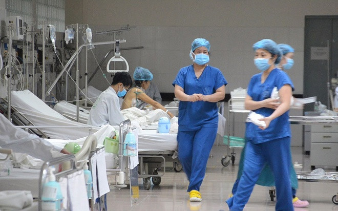 Nhiều nhân viên y tế bị cách ly do tiếp xúc gần các bệnh nhân nên số còn lại phải làm việc nhiều hơn.