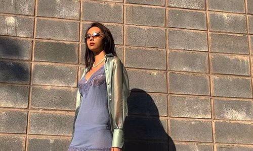 Trong chiếc váy ngủ màu tím nhạt, ôm sát cơ thể, Phí Phương Anh mải miết tạo dáng mà lộ quần lót, in hằn gồ ghề kém duyên. Không hề nhận ra sự cố hay chân dài Hà thành cố tình, thật khó để biết trong bức hình này. Bởi, thần thái của nàng mẫu vô cùng cuốn hút. Tổng thế outfit dù phối hòa trộn từ những gam màu nhạt nhưng không hề đơn điệu. Mọi thứ sẽ hoàn hảo hơn nếu chiếc quần nội y của cô không hiển thị rõ nhưng không hài hoà dưới lớp váy mỏng. Sự trải nghiệm với nghề mẫu sau danh hiệu quán quân The Face Việt Nam giúp chân dài được thoải mái thể hiện bản thân. Không còn đóng khung trong hình ảnh nàng mẫu ảnh hot teen, cô Phí trưởng thành hơn nhiều qua cách lên đồ, từ cá tính tới gợi cảm. Tuy nhiên, trên con đường đi tìm phiên bản đẹp nhất của mình qua thời trang, cô không tránh khỏi những lần phạm lỗi. Với kiểu mắc lỗi của cô Phí, vấn đề là do chọn váy quá mỏng. Để hạn chế điều này, có lẽ chân dài nên khắt khe hơn trong việc chọn trang phục, chọn chất liệu dày hơn. Về phần nội y, bodysuit màu nude là gợi ý hoàn hảo để cơ thể nuột nà từ trên xuống dưới, không gồ ghề như quần nội y.