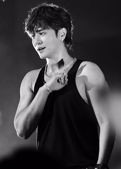 So với hồi đóng Lương Sơn Bá cách đây 20 năm, nam ca sĩ vẫn trẻ trung.