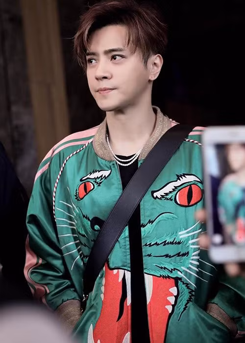 Tuy nhiên, tài tử sinh năm 1979 khiến nhiều fan thất vọng khi bị khui đời sống thác loạn.