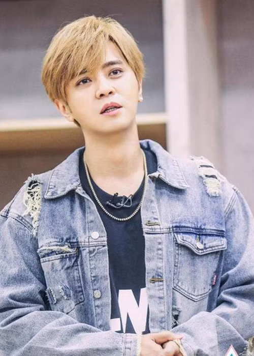 Theo tiết lộ, tài tử và bạn bè đã thuê một biệt thự riêng, gọi nhiều cô gái trẻ tới để tổ chức tiệc tùng.