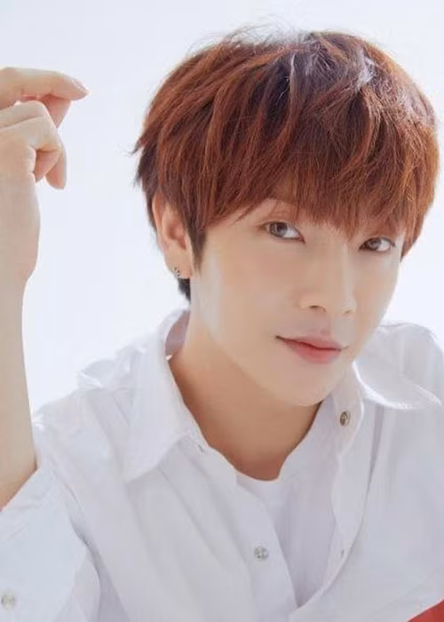 Nam ca sĩ kiêm diễn viên Jung Yoon Hak là sao Hàn nhiễm COVID-19 đầu tiên.