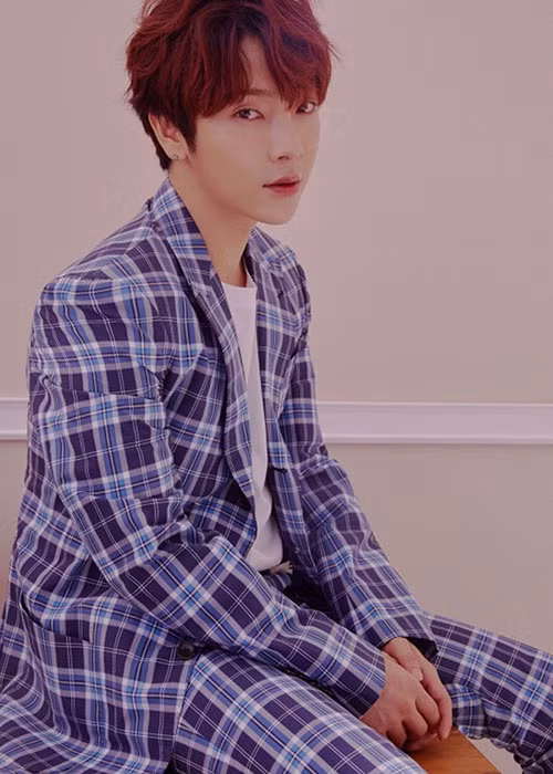 Đáng chú ý, khi khai báo lịch trình, anh bị phát hiện tới một cơ sở giải trí người lớn ở quận Gangnam (Seoul). Một người phụ nữ làm nghề mại dâm tại đây (gọi là A) cũng dương tính với COVID-19 sau khi gặp anh. Không ít người đặt nghi vấn Yoon Hak đã lây bệnh cho A khi hai người gặp gỡ.