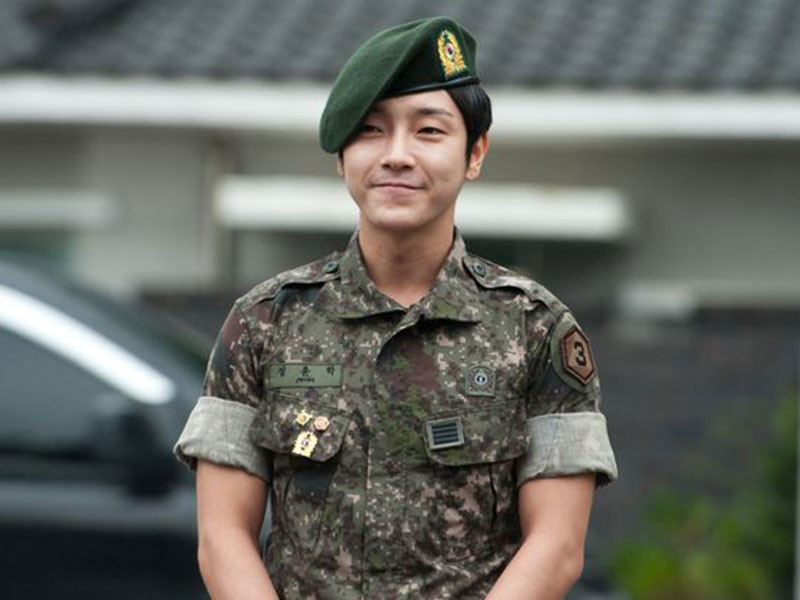 Yoon Hak tên thật là Jung Yun Hak, sinh năm 1984.