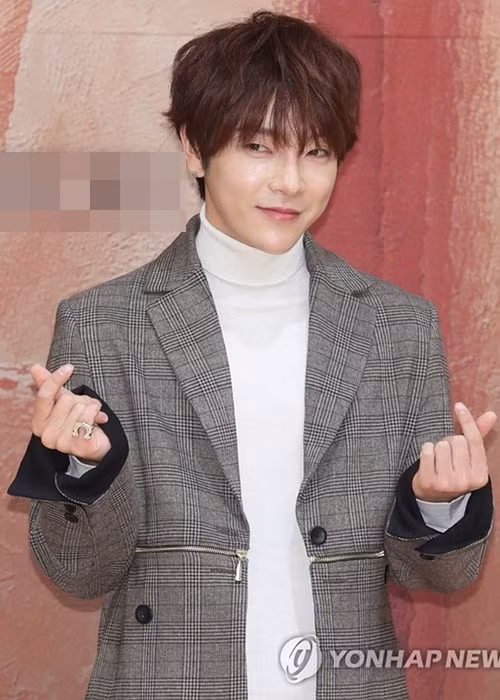 Bên cạnh hoạt động ca hát, làm nhà sản xuất âm nhạc, sao Hàn đầu tiên nhiễm COVID-19 còn đóng phim nhưng không gây ấn tượng.