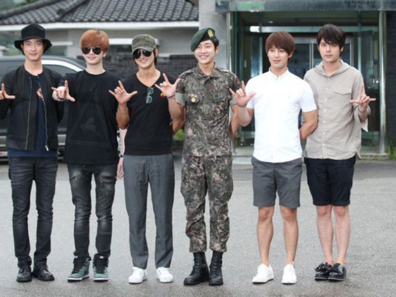 Năm 2007, anh ra mắt với vai trò thành viên nhóm nhạc Supernova.