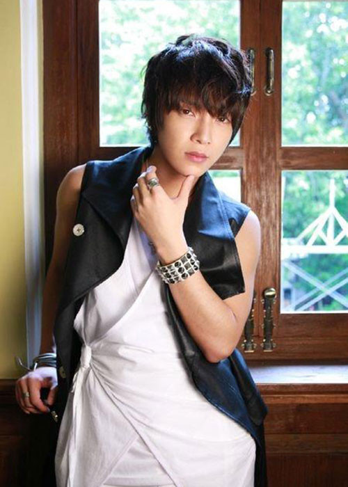 Công ty quản lý khẳng định Yoon Hak không hề ghé cơ sở giải trí dành cho người lớn nói trên. Nam ca sĩ và A là người quen, gặp nhau một thời gian ngắn và không có tiếp xúc thân mật.