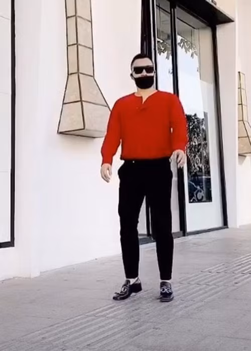 Giống như nhiều sao Việt khác giữa mùa COVID-19, ông trùm chân dài làm các video lầy lội.