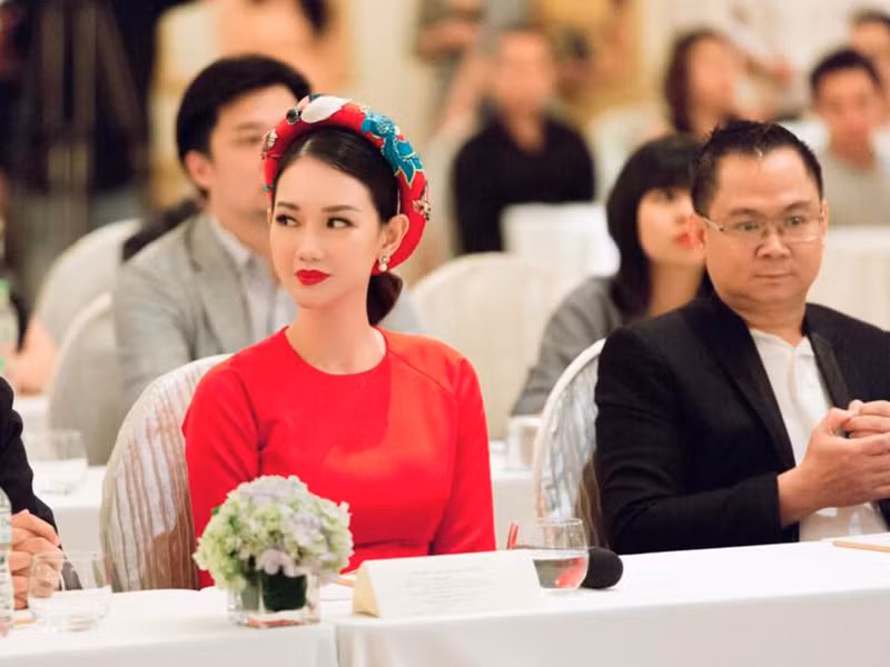 Trước nghi vấn có đại gia chống lưng khi mở công ty sản xuất phim, Quỳnh Chi khẳng định tiền cô kiếm được bằng mồ hôi nước mắt.