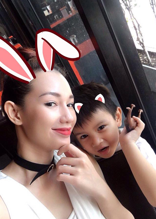 Tuy xa mẹ từ khi còn rất nhỏ, nhưng con trai của MC Quỳnh Chi vẫn luôn yêu mẹ, những lúc gọi điện, bé thường nói nhớ mẹ. Điều đó phần nào an ủi Quỳnh Chi.