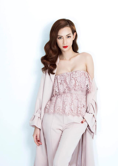 Sau 5 năm đường ai nấy đi với thiếu gia Văn Chương, nữ MC sinh năm 1990 vẫn đẹp mặn mà.