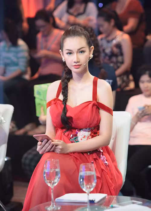 Quỳnh Chi cho biết, con trai muốn sống ở Mỹ vì có nhiều bạn bè. Nữ MC đồng ý với lựa chọn của con. “Tôi sẽ không tranh giành và để cho bé tận hưởng những cái mà bé xứng đáng được có”, cô nói.