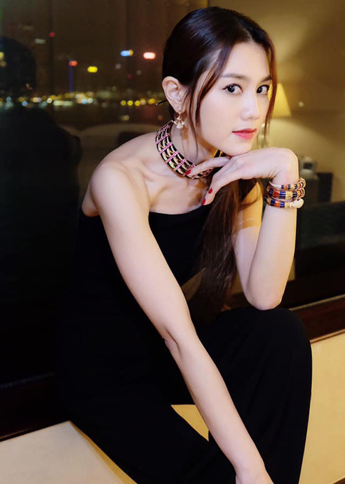 Tú Na hiện tại vẫn trẻ trung, quyến rũ.