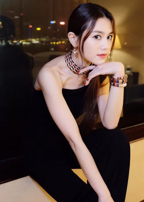 Tú Na hiện tại vẫn trẻ trung, quyến rũ.