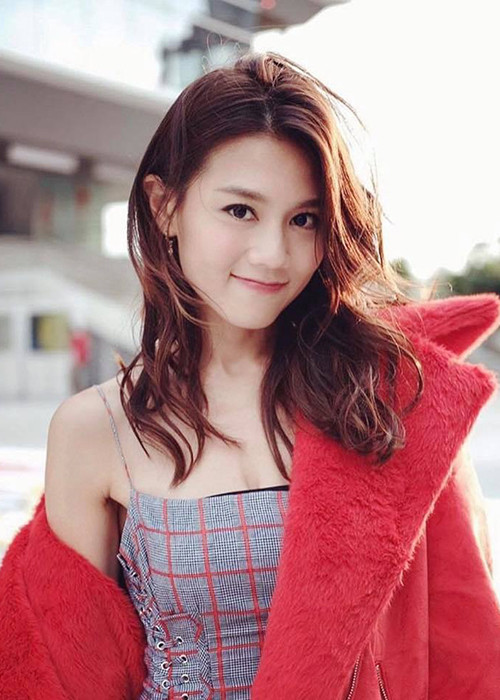 Nữ hoàng nội y Hong Kong một thời xuất hiện gợi cảm vừa đủ.